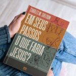 Clássico “Em Seus Passos, o que Faria Jesus?” mantém relevância ao questionar atitudes cristãs 5 ocrente 1758072701