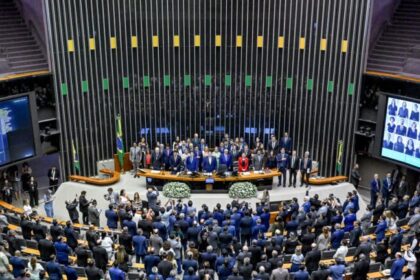 Aliados de Bolsonaro cobram urgência para anistia e negociam sua inclusão no projeto 14 ocrente 1758115975