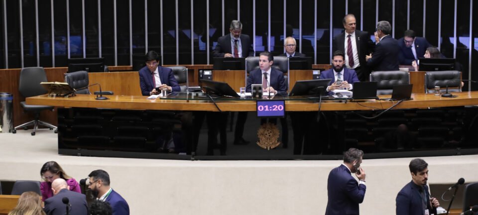 Motta provoca líder do PT após ameaça de ir ao STF contra voto secreto na PEC da Imunidade 2 ocrente 1758128489