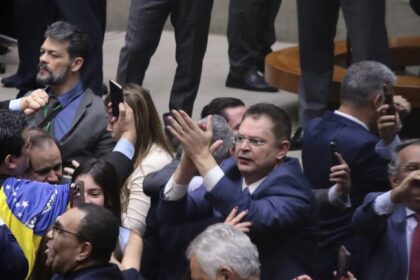 Câmara aprova regime de urgência para projeto de anistia; confira a posição de cada deputado 2 ocrente 1758177247