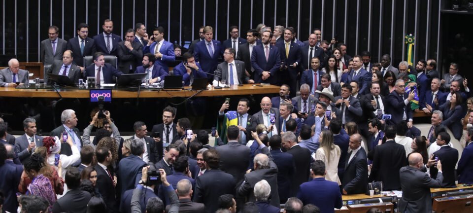 Deputados de partidos aliados a Lula impulsionam urgência do projeto de anistia para 8 de Janeiro 2 ocrente 1758213143