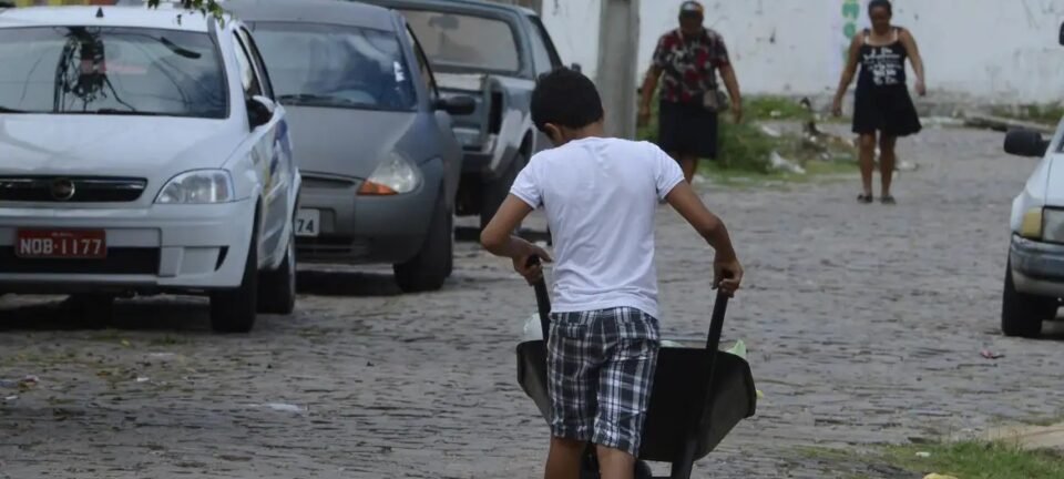 Trabalho infantil volta a subir em 2024 e interrompe sequência de queda, aponta IBGE 2 ocrente 1758296826