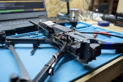 Jovens africanas denunciam trabalho forçado em fábricas de drones na Rússia 2 ocrente 1758385215