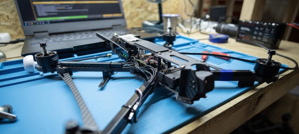 Jovens africanas denunciam trabalho forçado em fábricas de drones na Rússia 2 ocrente 1758385215