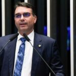 Flávio Bolsonaro acusa perseguição a direitistas e pede à Itália que não extradite Carla Zambelli 5 ocrente 1758467932