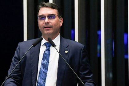 Flávio Bolsonaro acusa perseguição a direitistas e pede à Itália que não extradite Carla Zambelli 8 ocrente 1758467932
