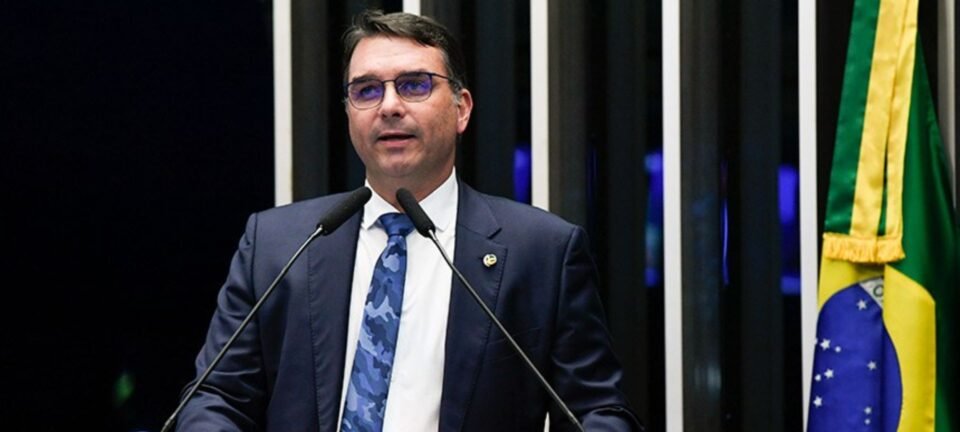 Flávio Bolsonaro acusa perseguição a direitistas e pede à Itália que não extradite Carla Zambelli 2 ocrente 1758467932