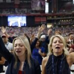 Multidão de 100 mil pessoas acompanha funeral de Charlie Kirk no Arizona; Trump participa e promete homenagem 5 ocrente 1758493942