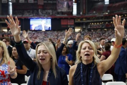 Multidão de 100 mil pessoas acompanha funeral de Charlie Kirk no Arizona; Trump participa e promete homenagem 10 ocrente 1758493942