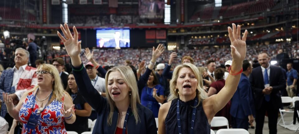Multidão de 100 mil pessoas acompanha funeral de Charlie Kirk no Arizona; Trump participa e promete homenagem 2 ocrente 1758493942