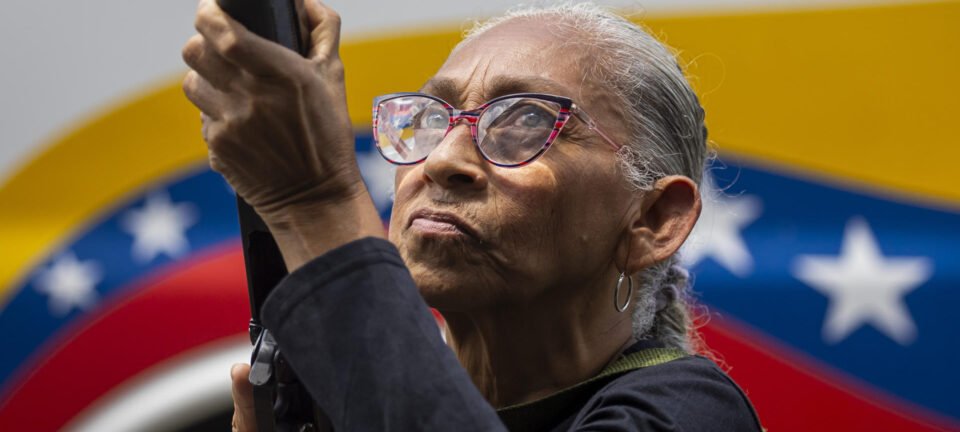 Maduro mobiliza civis e ensina uso de armas contra possível invasão dos EUA 2 ocrente 1758505590