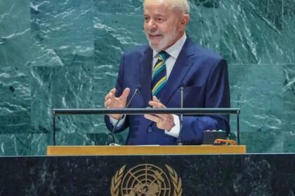 Lula é alvo de vaias de brasileiros em Nova York antes de discursar na ONU 4 ocrente 1758544446