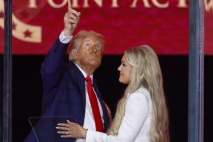 Multidão lota estádio no Arizona para funeral de Charlie Kirk com presença de Trump 8 ocrente 1758546101