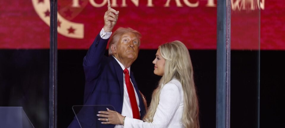 Multidão lota estádio no Arizona para funeral de Charlie Kirk com presença de Trump 2 ocrente 1758546101