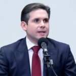 Hugo Motta barra indicação de Eduardo Bolsonaro para liderança da minoria e mantém risco de perda de mandato 4 ocrente 1758624419
