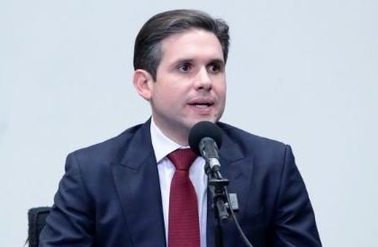 Hugo Motta barra indicação de Eduardo Bolsonaro para liderança da minoria e mantém risco de perda de mandato 18 ocrente 1758624419