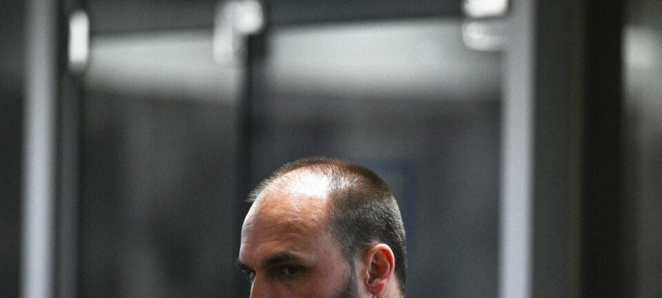 Ausente dos trabalhos, Eduardo Bolsonaro é barrado da liderança da minoria e pode perder mandato 2 ocrente 1758626320