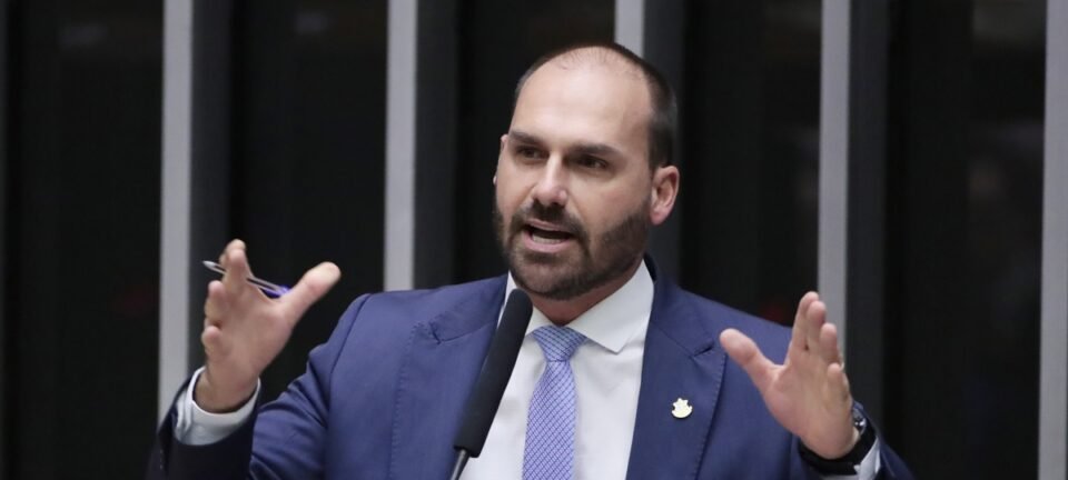 Eduardo Bolsonaro anuncia que disputará a Presidência se Jair ficar fora da corrida 2 ocrente 1758723424