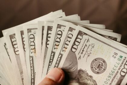 Dólar vira refúgio: brasileiros reforçam busca por proteção patrimonial 18 ocrente 1758737912