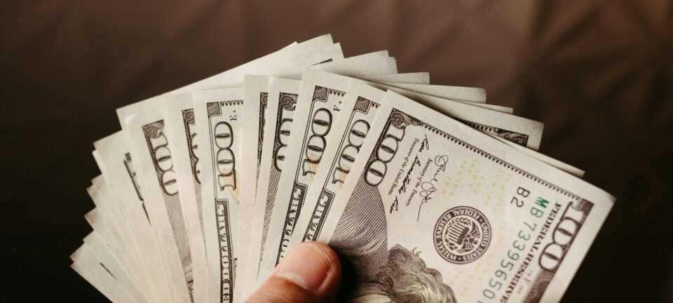 Dólar vira refúgio: brasileiros reforçam busca por proteção patrimonial 2 ocrente 1758737912