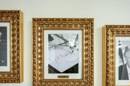Trump exibe “assinatura automática” de Biden em vez de retrato em galeria presidencial 18 ocrente 1758773832