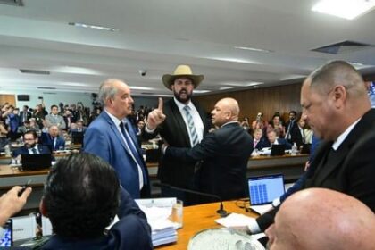 Bate-boca entre Zé Trovão e defesa do “Careca do INSS” paralisa CPMI por cinco minutos 8 ocrente 1758818865