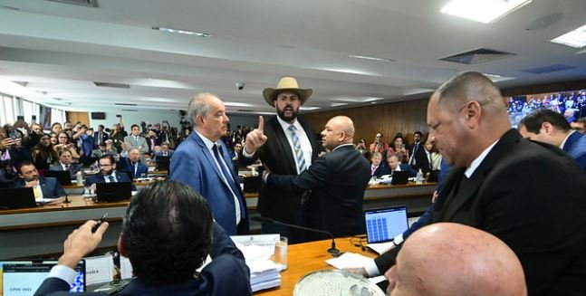Bate-boca entre Zé Trovão e defesa do “Careca do INSS” paralisa CPMI por cinco minutos 2 ocrente 1758818865
