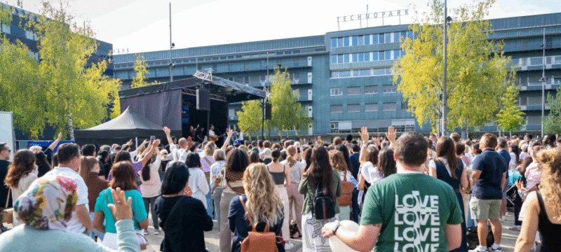 Culto ao ar livre reúne mais de mil fiéis e 13 igrejas em Zurique 2 ocrente 1758829637