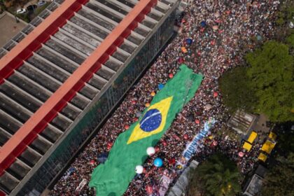 PT substitui vermelho por cores da bandeira para projetar Lula como patriota na TV 20 ocrente 1758996118