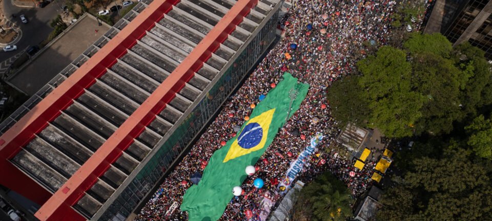 PT substitui vermelho por cores da bandeira para projetar Lula como patriota na TV 2 ocrente 1758996118
