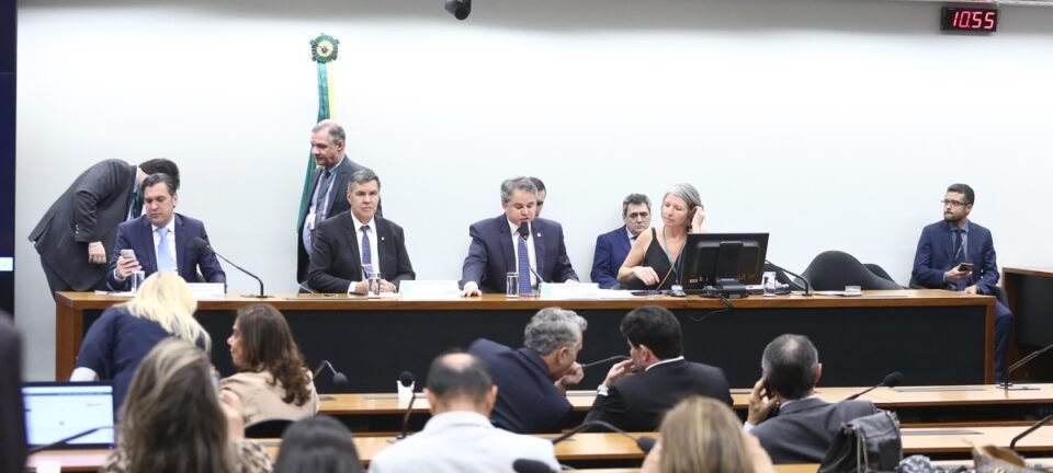 Comissão de Orçamento eleva fundo eleitoral para R$ 4,9 bilhões e iguala valor de 2024 2 ocrente 1759251729