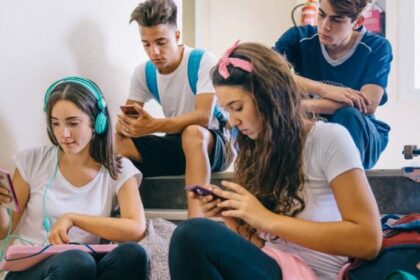 Redes sociais elevam ansiedade e distorcem autoestima de adolescentes, aponta psicóloga 20 ocrente 1759438112