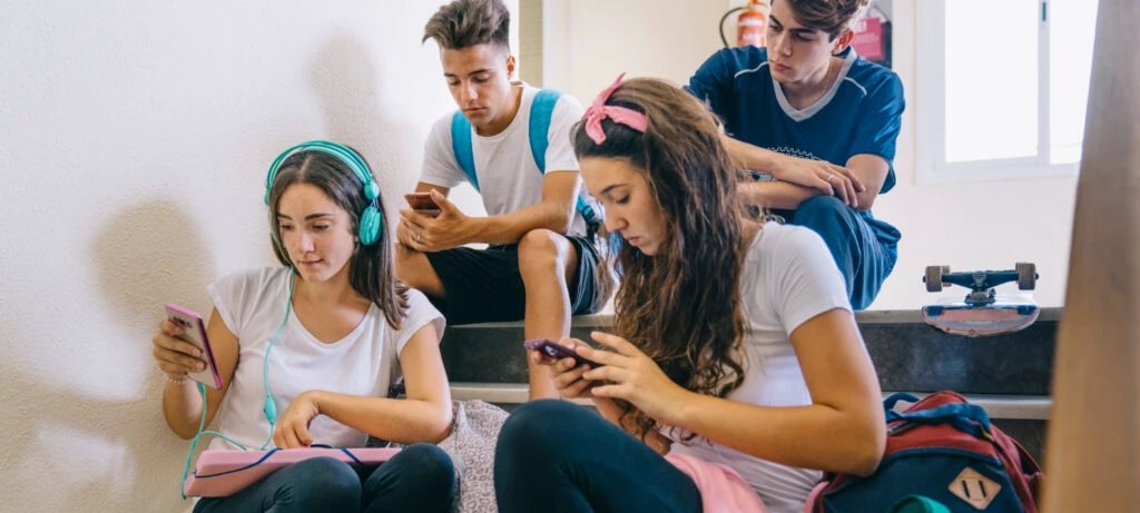 Redes sociais elevam ansiedade e distorcem autoestima de adolescentes, aponta psicóloga 2 ocrente 1759438112