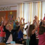 Mães percorrem escola na Holanda para orar e deixam recados de encorajamento a professores 4 ocrente 1759518141