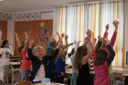 Mães percorrem escola na Holanda para orar e deixam recados de encorajamento a professores 4 ocrente 1759518141