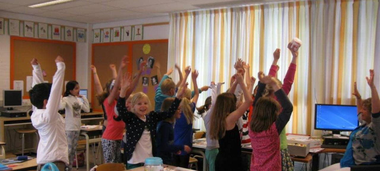 Mães percorrem escola na Holanda para orar e deixam recados de encorajamento a professores 2 ocrente 1759518141