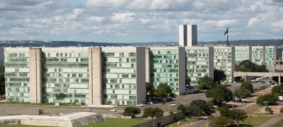 Texto da reforma administrativa prevê bônus por desempenho e elimina benefícios extras no serviço público 2 ocrente 1759525358