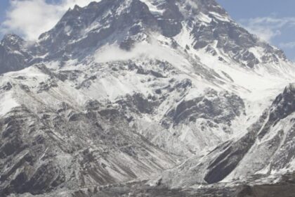 Nevasca no Everest prende cerca de mil alpinistas; 350 já foram resgatados no lado tibetano 12 ocrente 1759709800