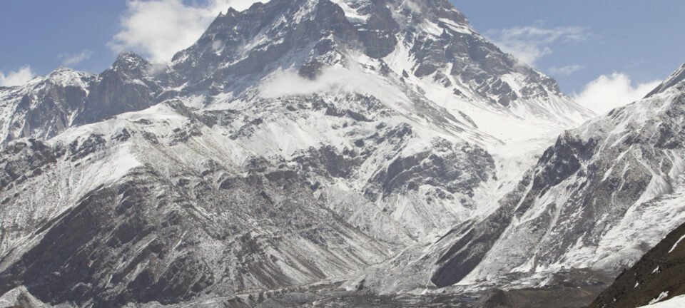 Nevasca no Everest prende cerca de mil alpinistas; 350 já foram resgatados no lado tibetano 2 ocrente 1759709800