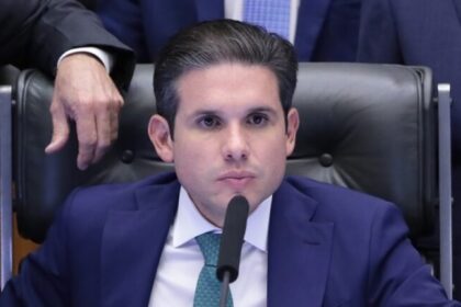 Hugo Motta descarta mandato à distância e impede atuação de Eduardo Bolsonaro dos EUA 20 ocrente 1759769182