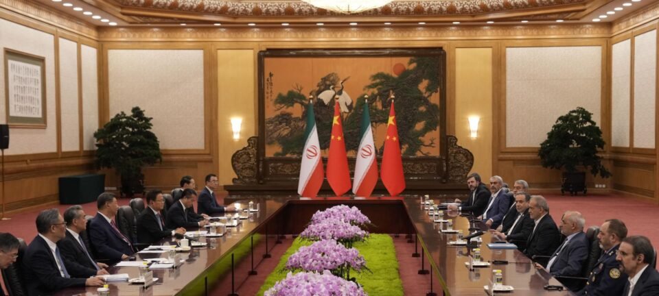 China cria canal secreto de pagamentos para continuar comprando petróleo do Irã sem enfrentar sanções dos EUA 2 ocrente 1759787333