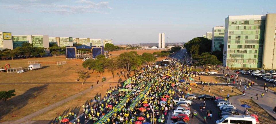 Caminhada pró-anistia leva oposição e aliados de Bolsonaro à Esplanada dos Ministérios 2 ocrente 1759874653