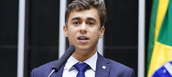 Distraído com filha no colo, Nikolas Ferreira explica voto pró-governo na MP 1303 2 ocrente 1759973636