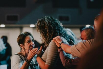 Pesquisa revela que maioria dos norte-americanos sem igreja aceitaria convite para participar de cultos 10 ocrente 1760160727