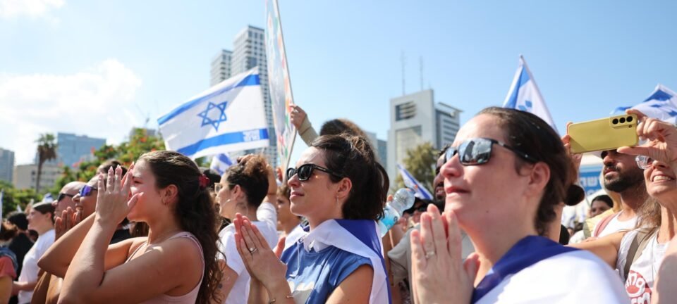 Últimos 20 reféns israelenses deixam Gaza e chegam ao país após acordo mediado por Trump 2 ocrente 1760354190