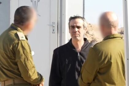 Libertado após dois anos em Gaza, pai israelense volta a abraçar as filhas 16 ocrente 1760386893