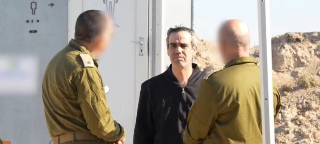 Libertado após dois anos em Gaza, pai israelense volta a abraçar as filhas 2 ocrente 1760386893