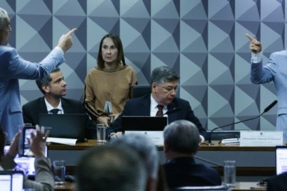 Troca de insultos e ameaça de prisão marcam depoimento de ex-chefe do INSS na CPMI 6 ocrente 1760397413