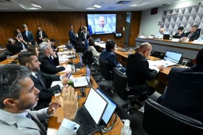 Tensão na CPMI: ex-chefe do INSS troca acusações com Marcos Rogério e diz que CGU “erra” 12 ocrente 1760429812
