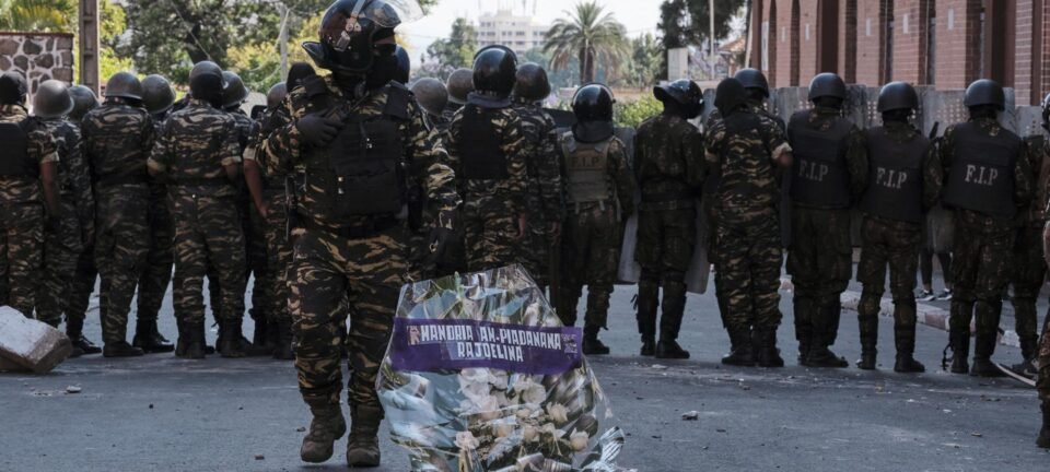 Unidade militar depõe presidente de Madagascar e anuncia governo provisório após fracasso em dissolver Parlamento 2 ocrente 1760456840